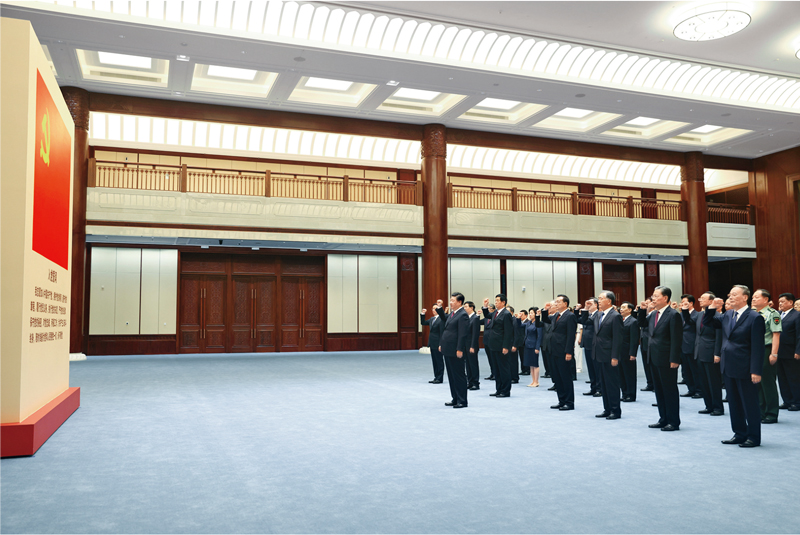 2021年6月18日，黨和國家領(lǐng)導人習近平、李克強、栗戰(zhàn)書、汪洋、王滬寧、趙樂際、韓正、王岐山等在中國共產(chǎn)黨歷史展覽館參觀“‘不忘初心、牢記使命’中國共產(chǎn)黨歷史展覽”。這是參觀結(jié)束后，習近平帶領(lǐng)黨員領(lǐng)導同志一起重溫入黨誓詞。 新華社記者 鞠鵬/攝