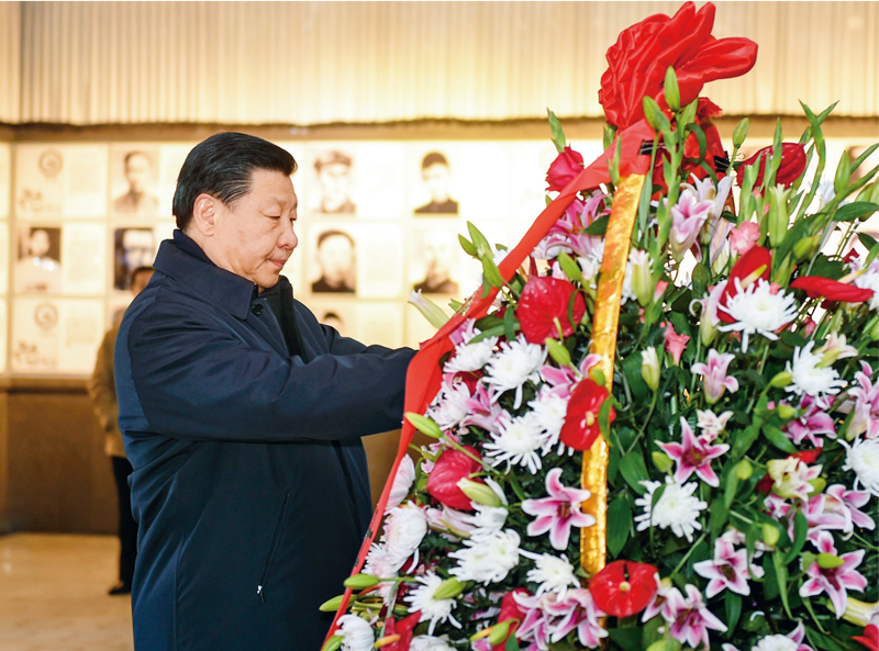 2016年2月1日至3日，中共中央總書記、國家主席、中央軍委主席習近平來到江西，看望慰問廣大干部群眾和駐贛部隊。這是2月2日，習近平在井岡山革命烈士陵園向革命烈士敬獻花籃。 新華社記者 謝環(huán)馳/攝